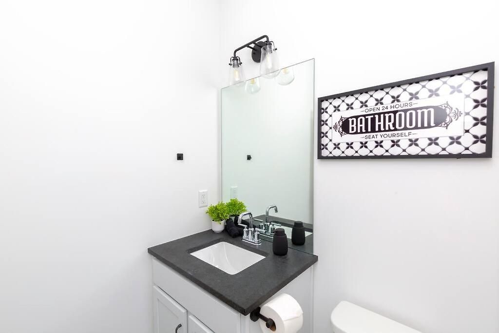 New! Beautiful Murals, Rooftop Deck & Karaoke! Holiday home Nashville