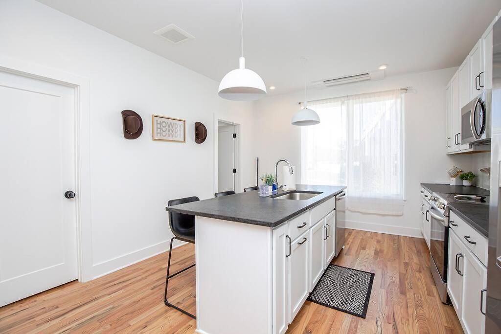 Holiday home New! Beautiful Murals, Rooftop Deck & Karaoke! Nashville