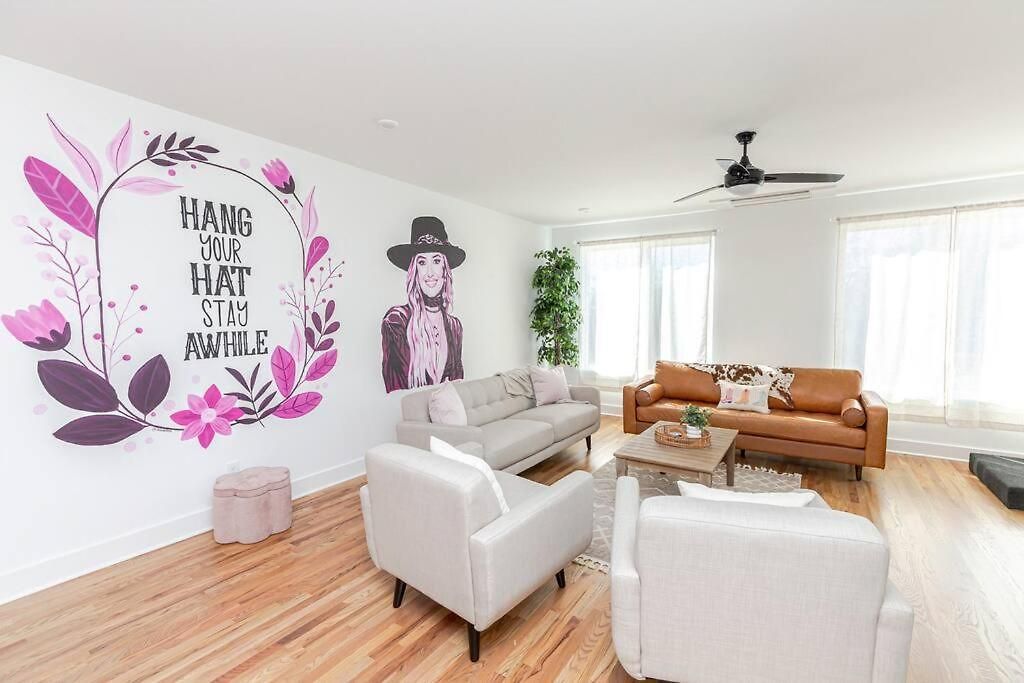 New! Beautiful Murals, Rooftop Deck & Karaoke! Nashville