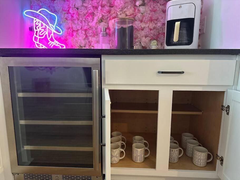New! Beautiful Murals, Rooftop Deck & Karaoke! Holiday home