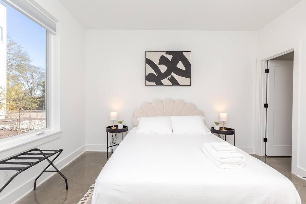 Holiday home New! Beautiful Murals, Rooftop Deck & Karaoke! *