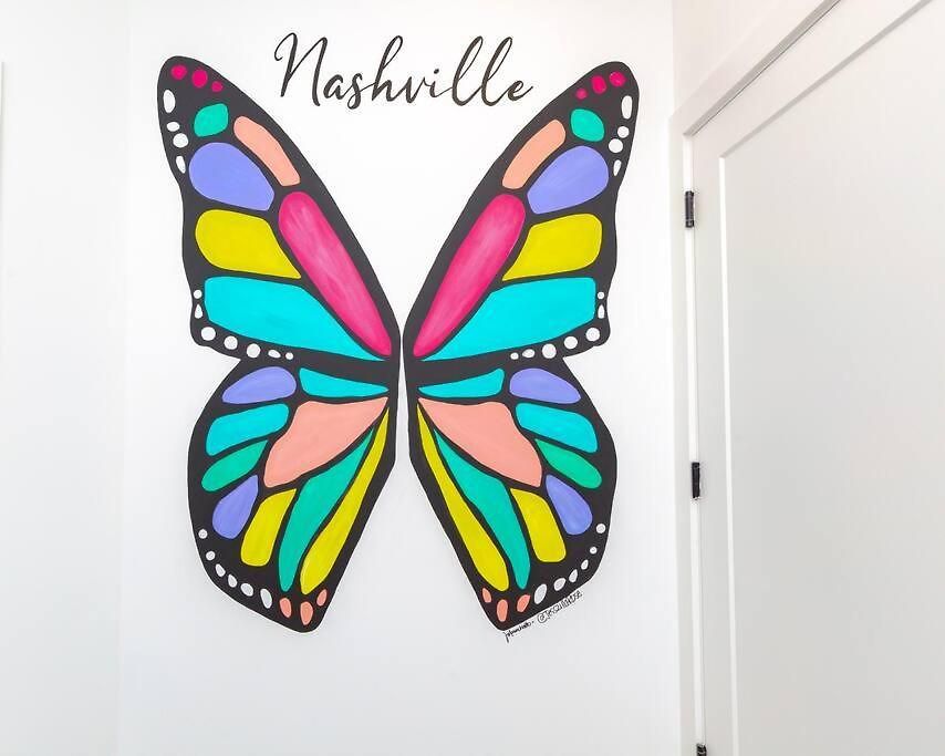 New! Beautiful Murals, Rooftop Deck & Karaoke! Holiday home Nashville