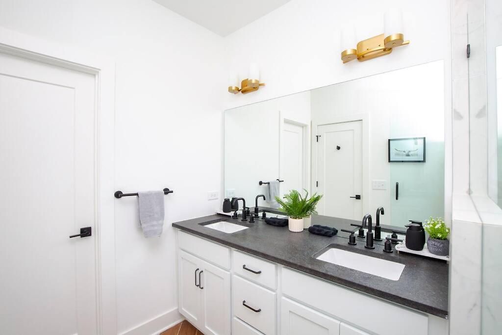 New! Beautiful Murals, Rooftop Deck & Karaoke! Holiday home *