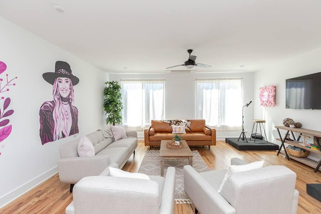 Holiday home New! Beautiful Murals, Rooftop Deck & Karaoke!