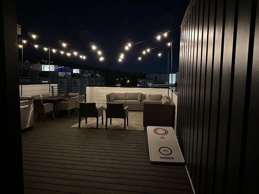 New! Beautiful Murals, Rooftop Deck & Karaoke! * Nashville