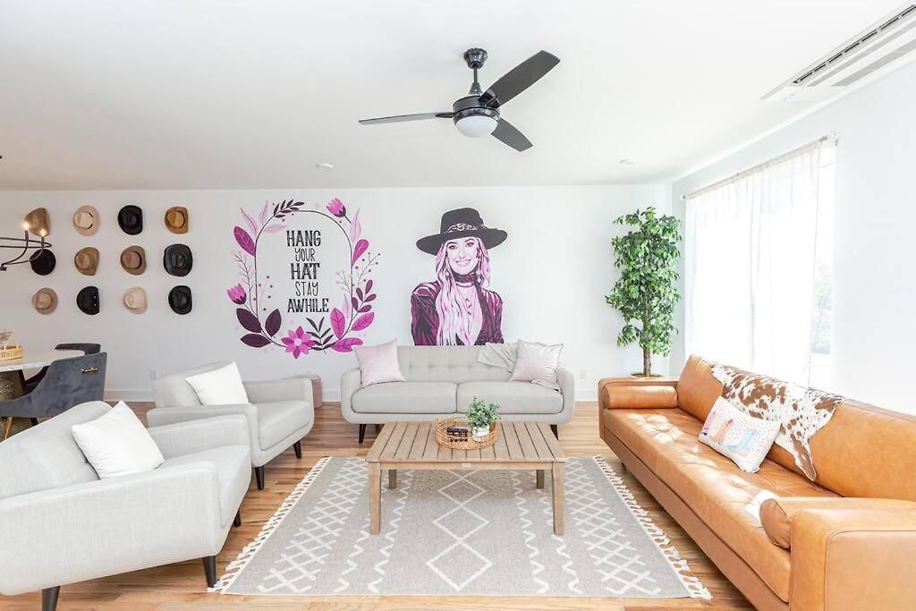 New! Beautiful Murals, Rooftop Deck & Karaoke! Holiday home *