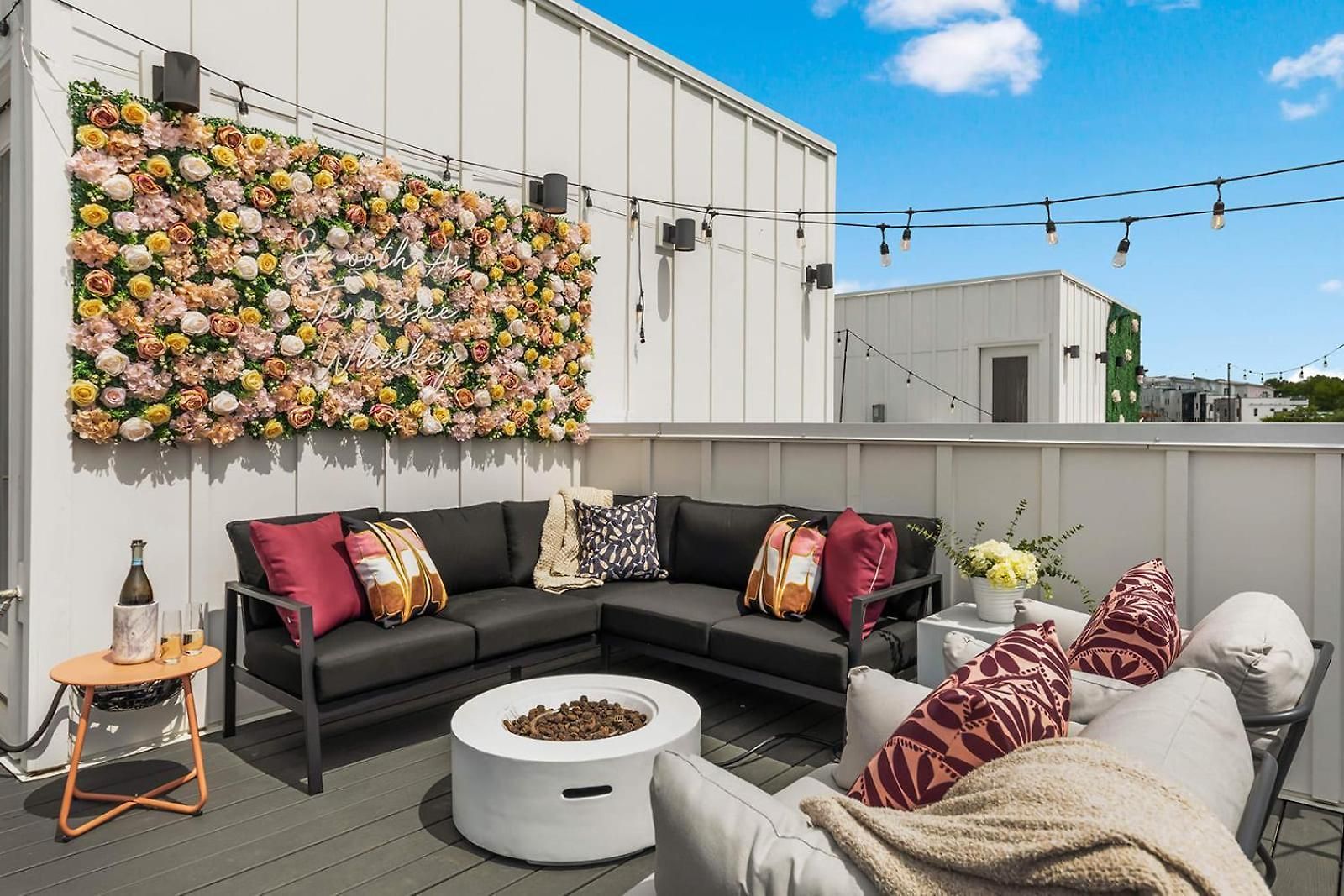 Bourbon & Bubbles - Rooftop Hot Tub & Speakeasy *
