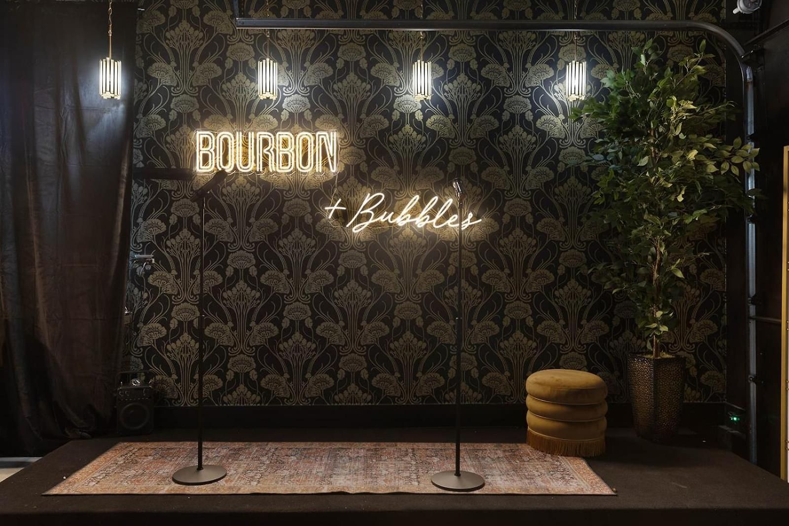 Bourbon & Bubbles - Rooftop Hot Tub & Speakeasy Holiday home *