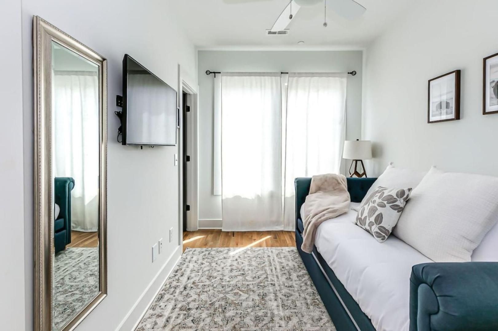 First Down, Last Call Sleeps 22, 1 Mi To Nissan! Holiday home