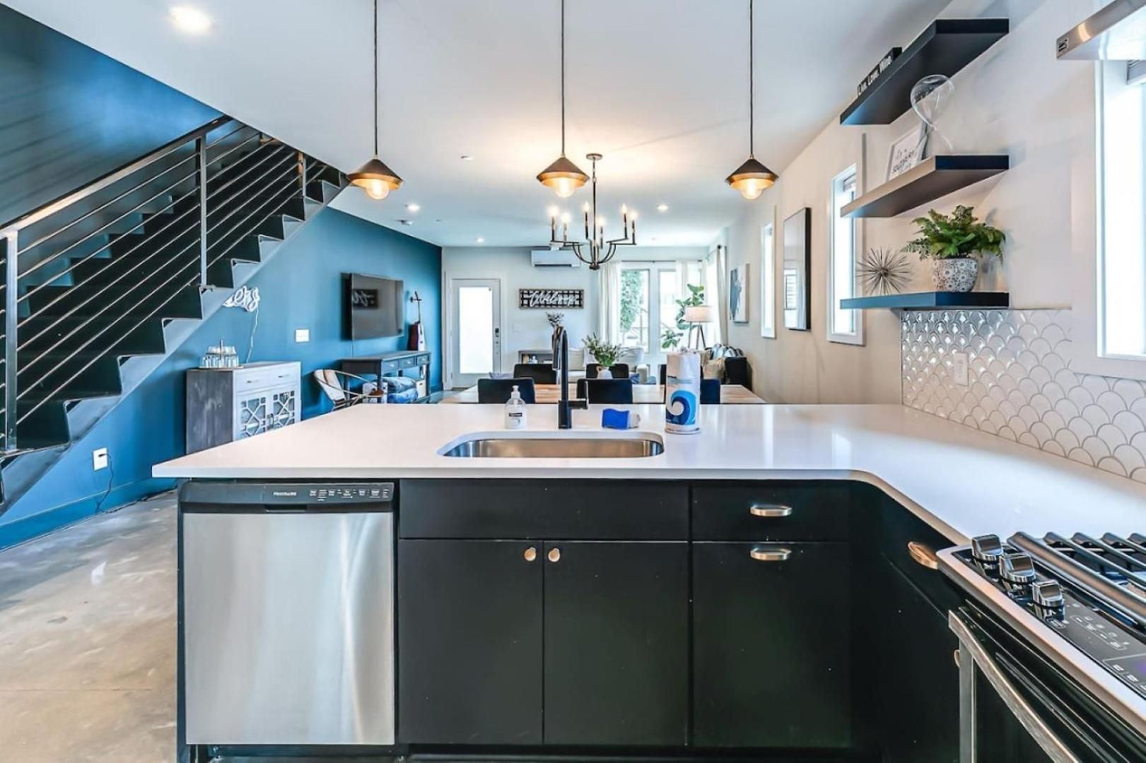 First Down, Last Call Sleeps 22, 1 Mi To Nissan! * Nashville