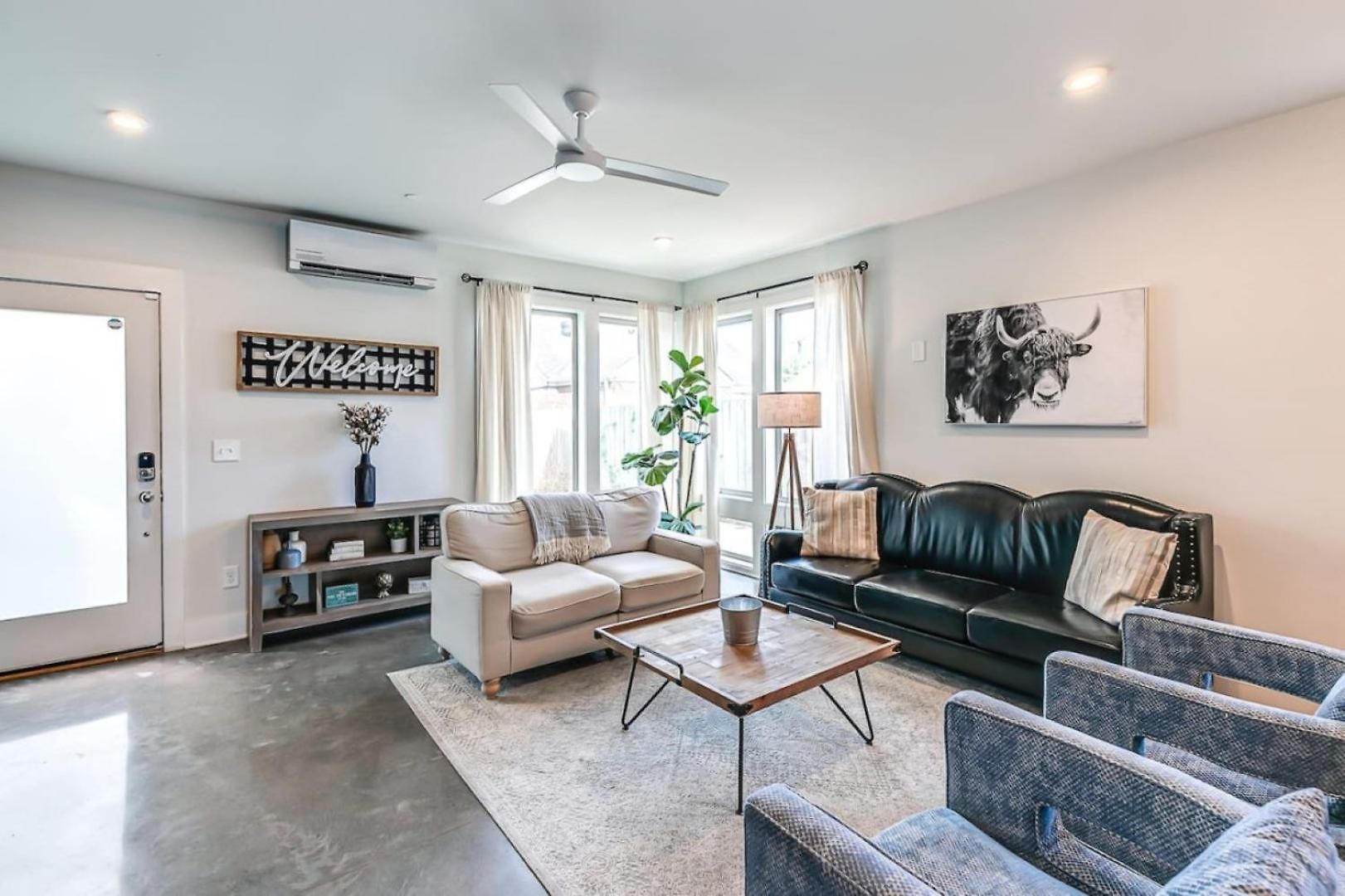 First Down, Last Call Sleeps 22, 1 Mi To Nissan! Holiday home
