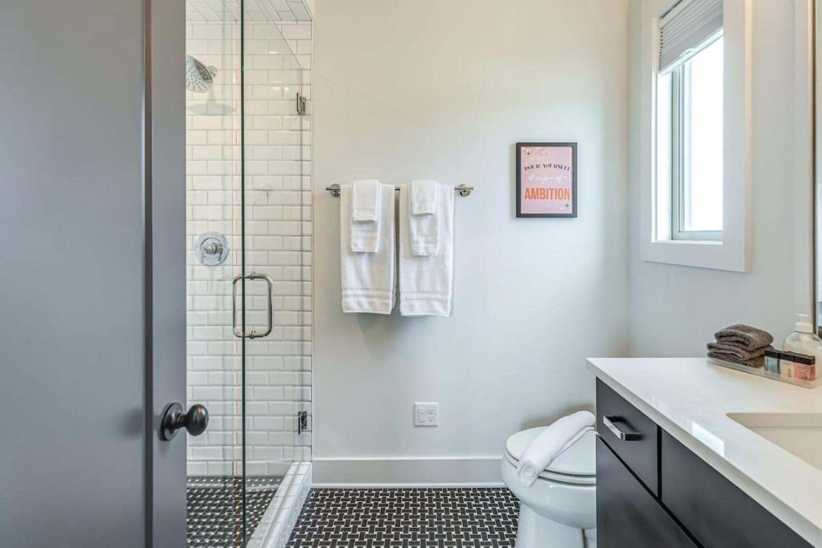 First Down, Last Call Sleeps 22, 1 Mi To Nissan! Holiday home