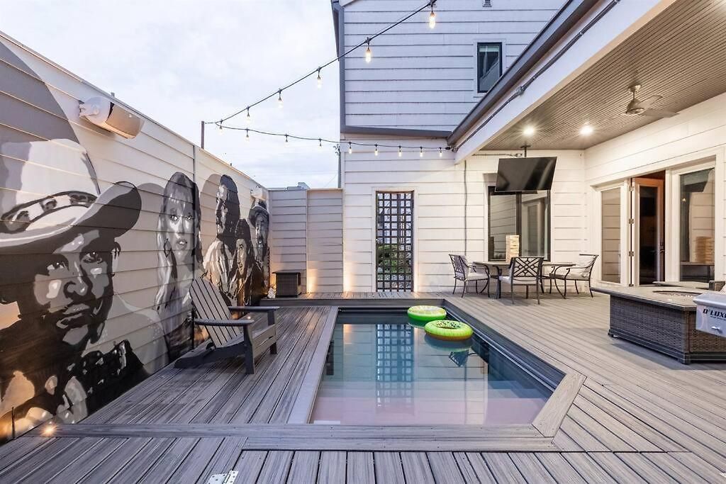 Holiday home Luxury House - Heated Pool - In The Gulch - Walk Anywhere *