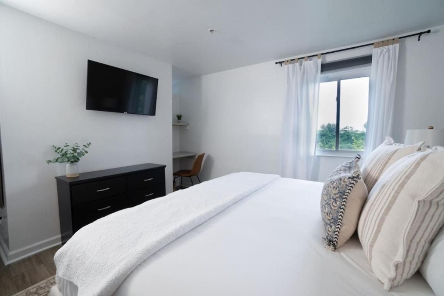 Riverfront Oasis Pool King Bed Walk To Broadway