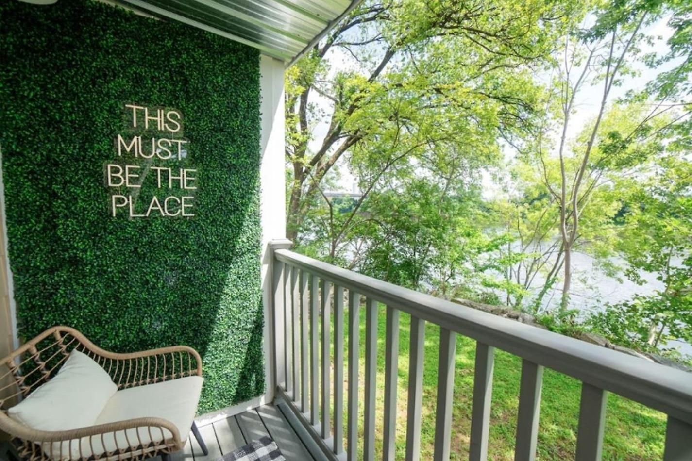 Riverfront Oasis Pool King Bed Walk To Broadway Holiday home *