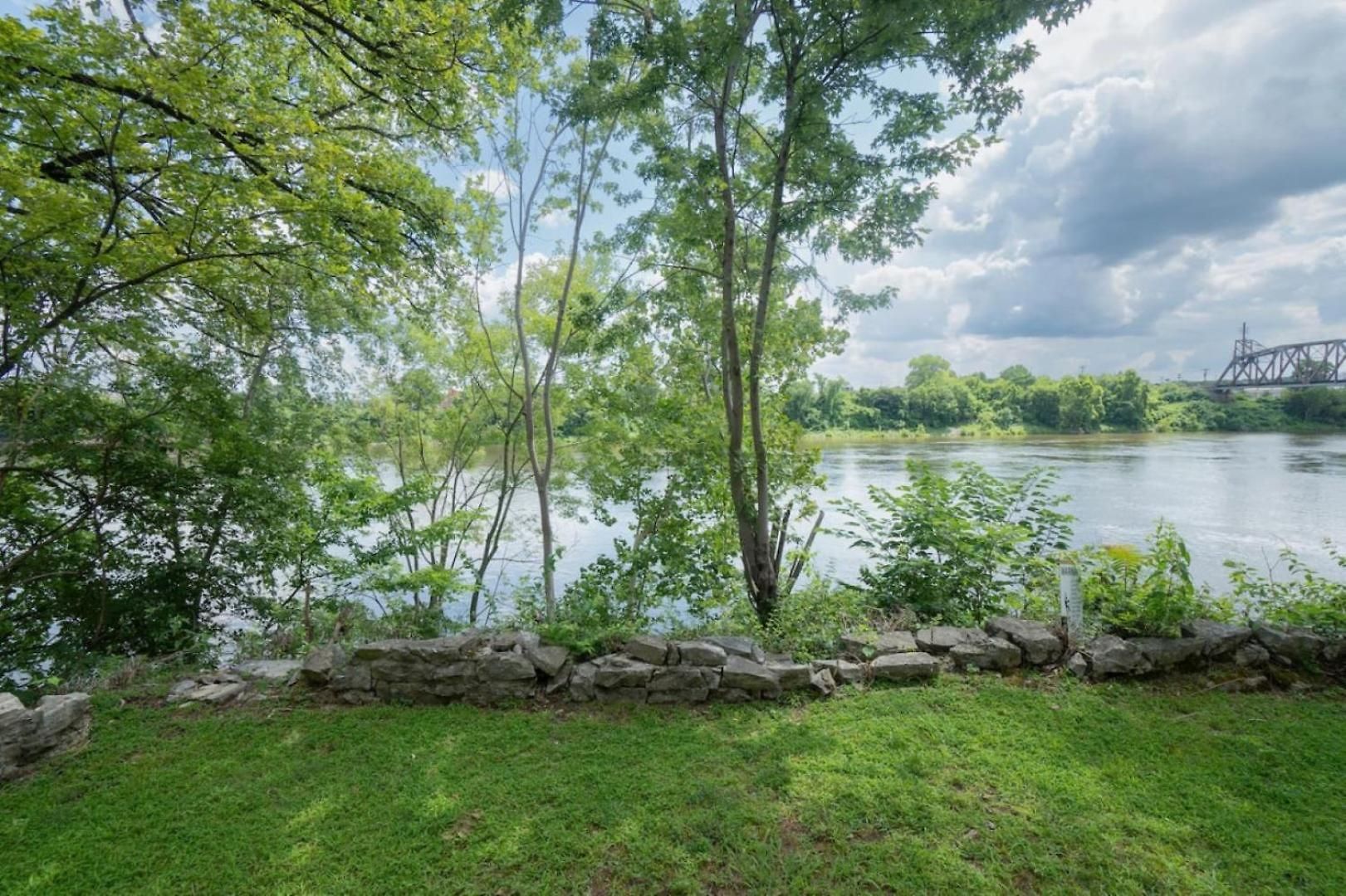 Holiday home Riverfront Oasis Pool King Bed Walk To Broadway
