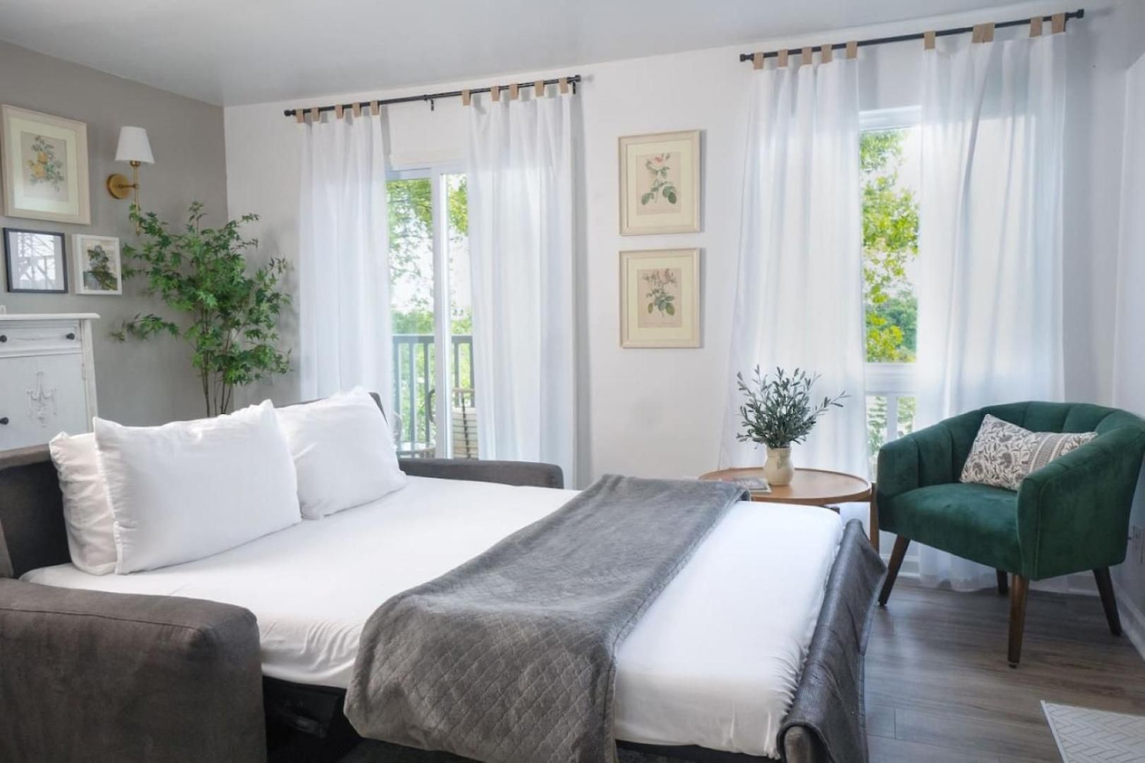 Riverfront Oasis Pool King Bed Walk To Broadway Holiday home Nashville