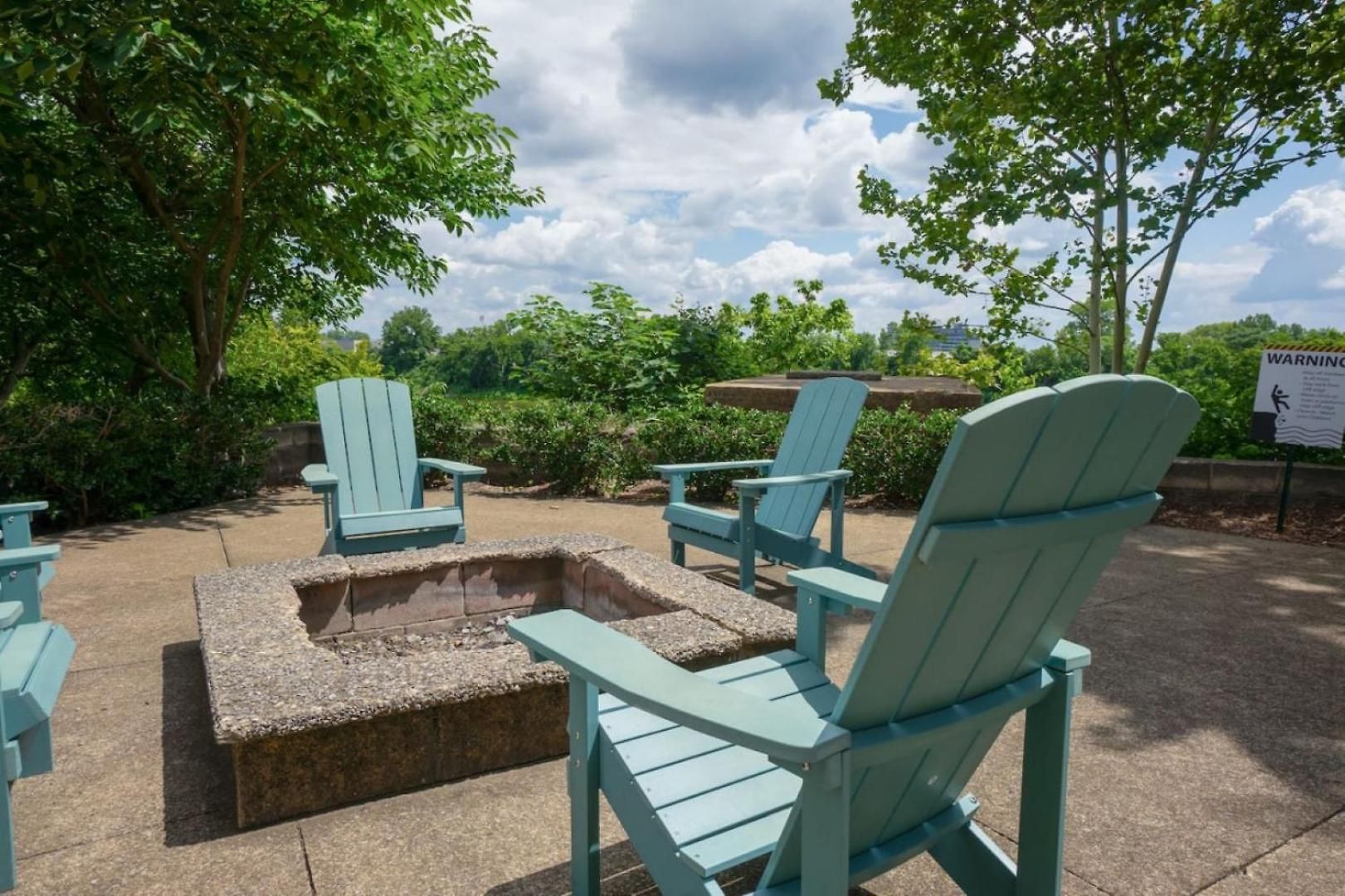 Riverfront Oasis Pool King Bed Walk To Broadway Holiday home