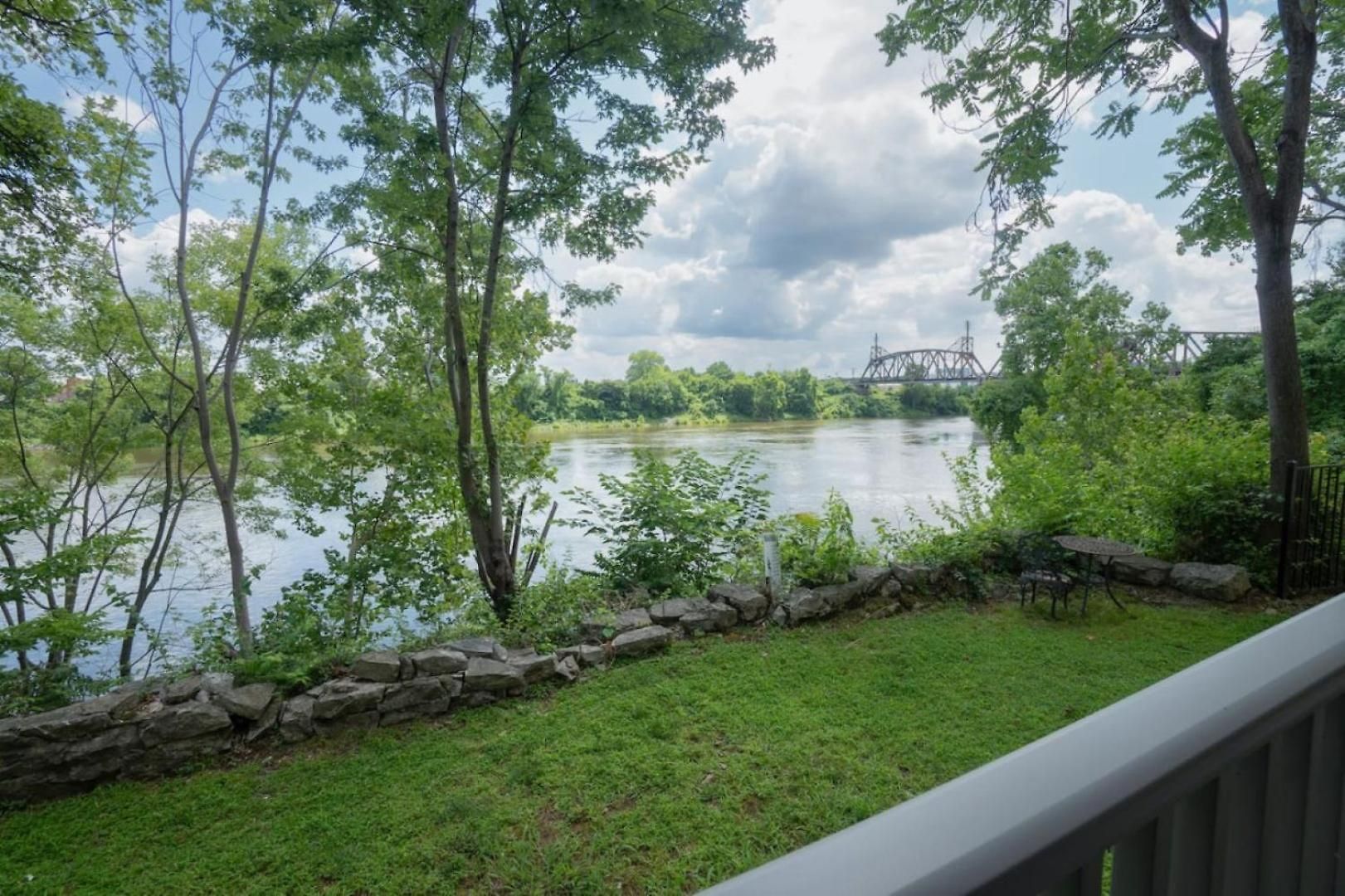 Holiday home Riverfront Oasis Pool King Bed Walk To Broadway