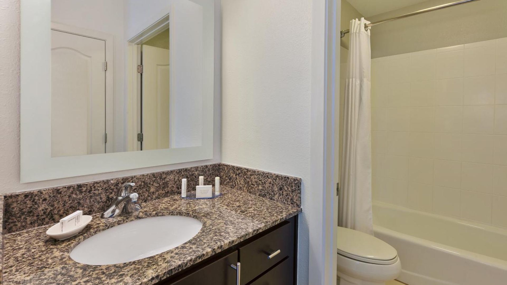 Hotel Towneplace By Marriott Airport