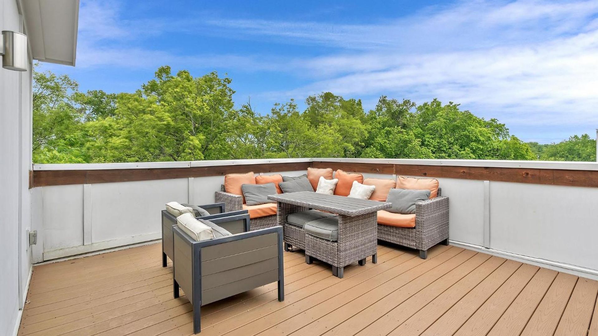 Lux East Nash-hot Tub & Rooftop Patio