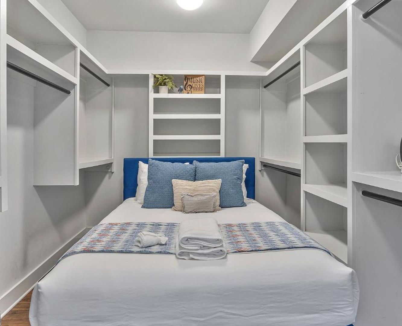 Lux East Nash-hot Tub & Rooftop Patio Holiday home