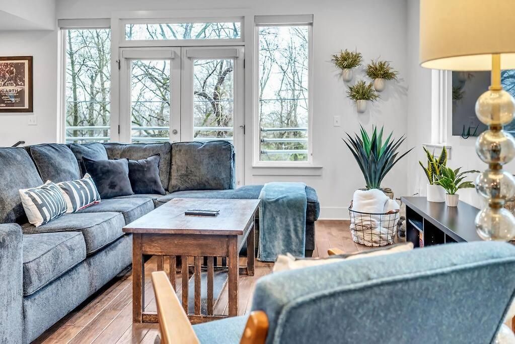 Lux East Nash-hot Tub & Rooftop Patio Holiday home *