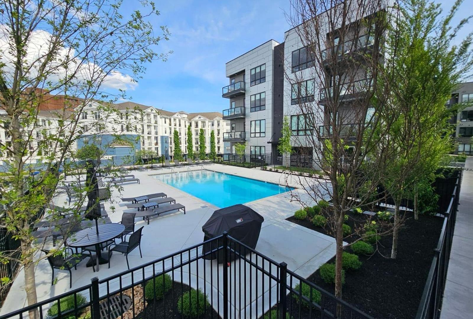 Elegant Corner Penthouse With Private Balcony, Skyline Views, Pool, And Gym Apartment Nashville