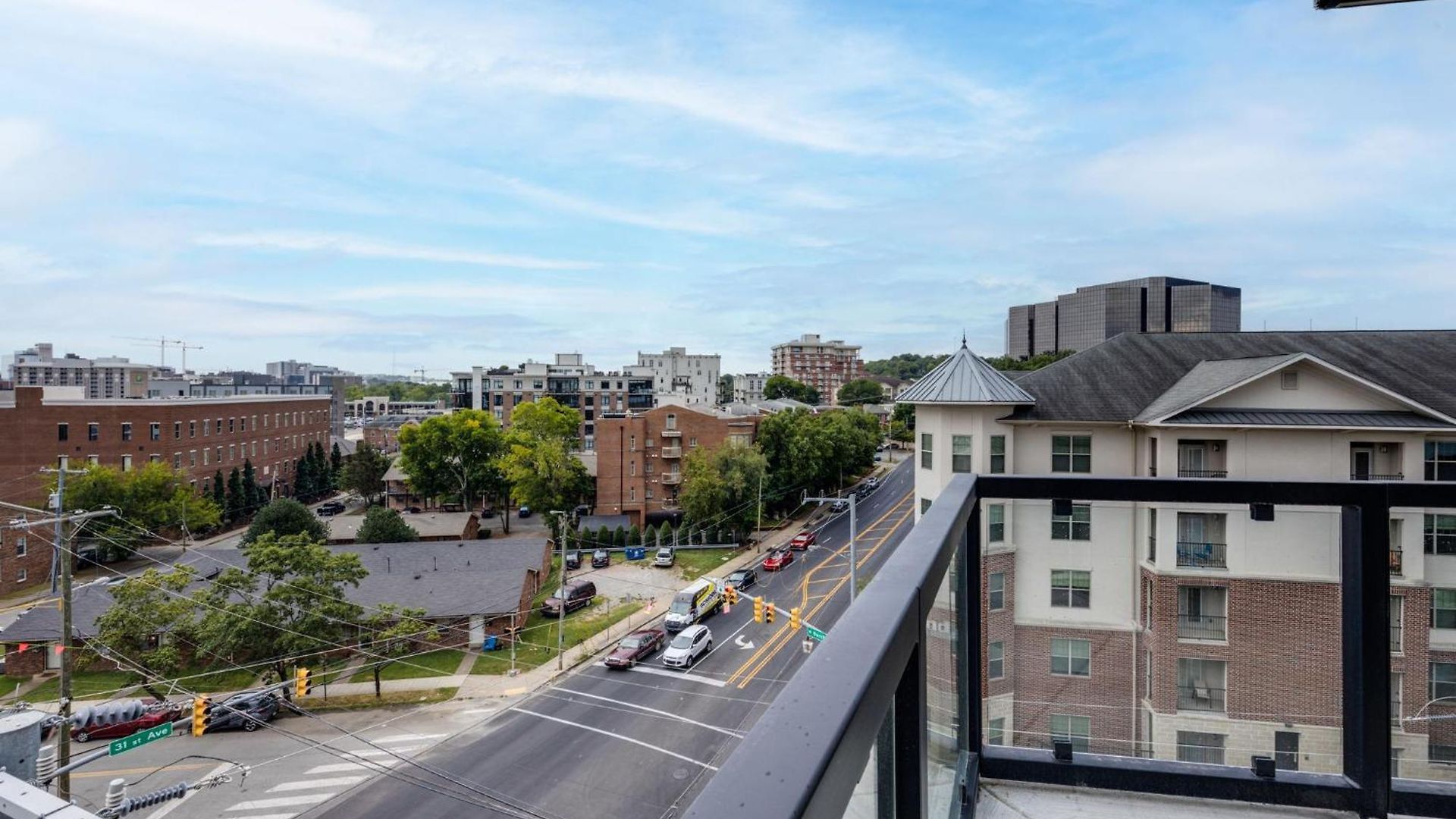 Elegant Corner Penthouse With Private Balcony, Skyline Views, Pool, And Gym *