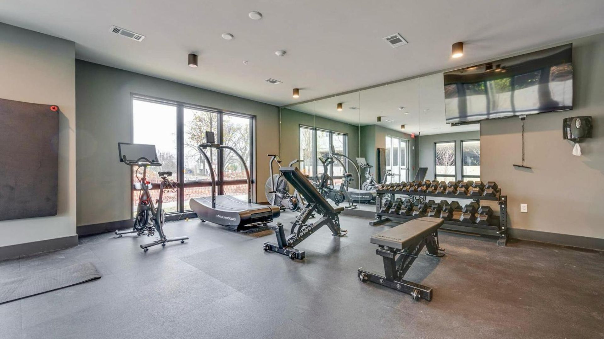 Elegant Corner Penthouse With Private Balcony, Skyline Views, Pool, And Gym