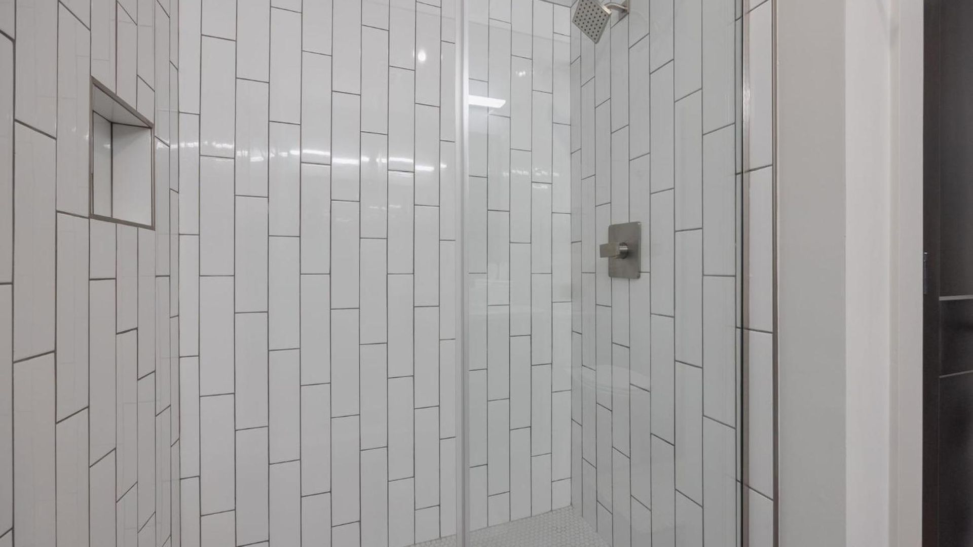 Apartment Elegant Corner Penthouse With Private Balcony, Skyline Views, Pool, And Gym