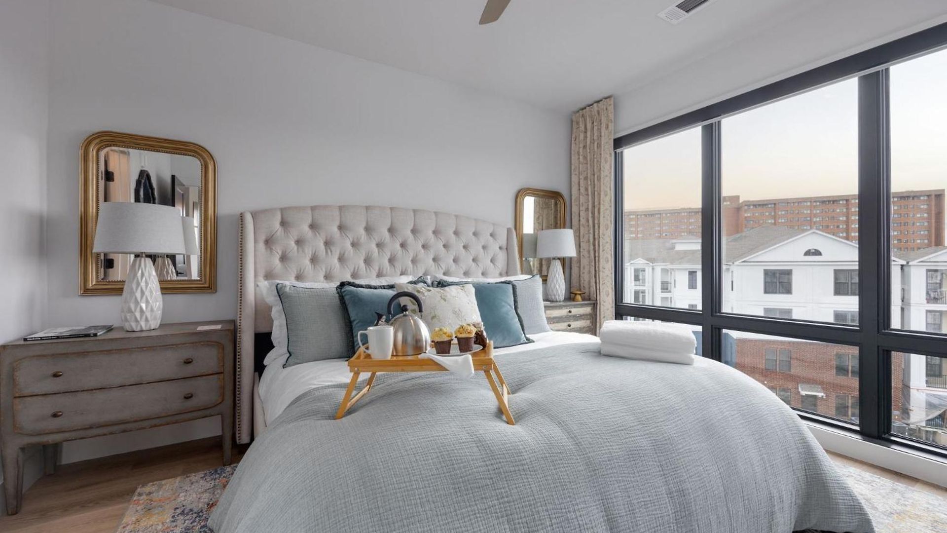 Elegant Corner Penthouse With Private Balcony, Skyline Views, Pool, And Gym Apartment *