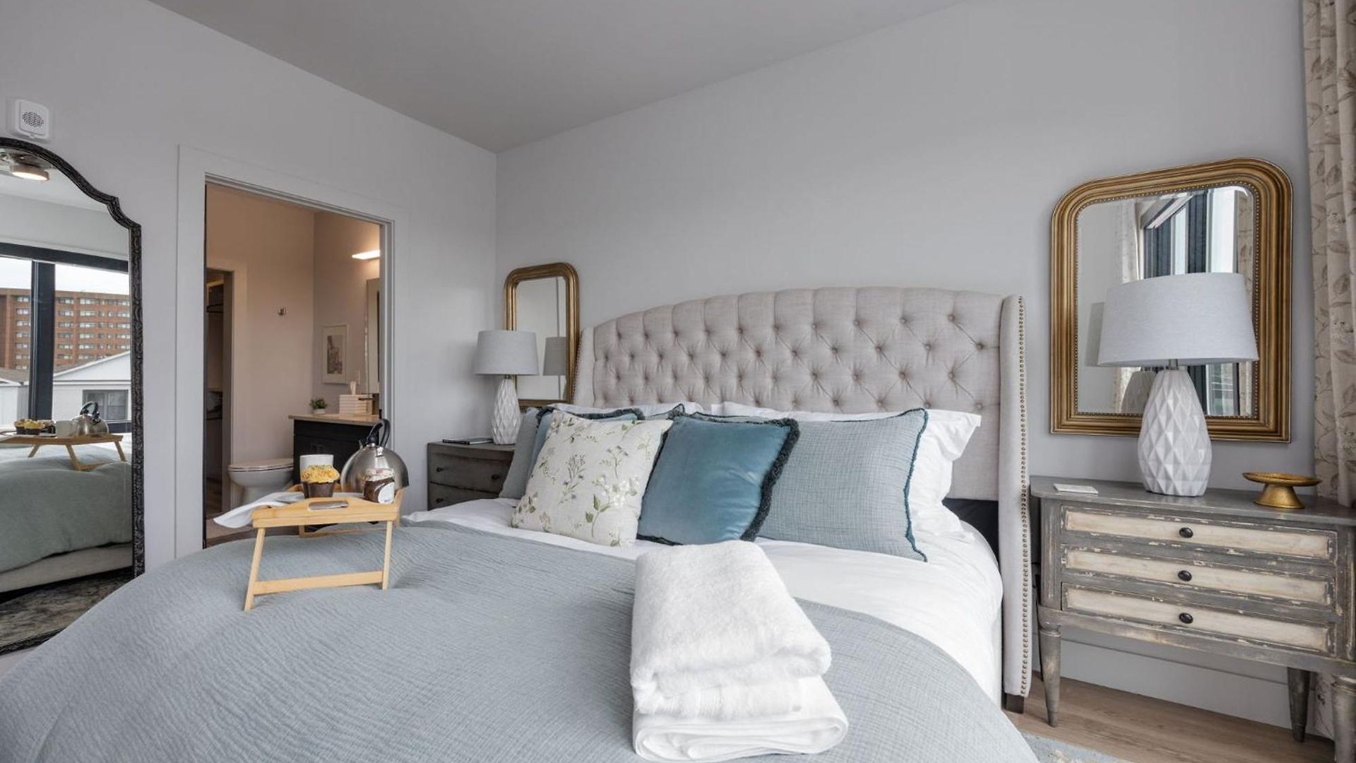Elegant Corner Penthouse With Private Balcony, Skyline Views, Pool, And Gym Apartment