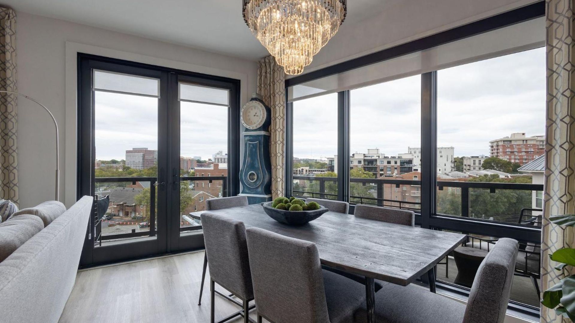 Apartment Elegant Corner Penthouse With Private Balcony, Skyline Views, Pool, And Gym