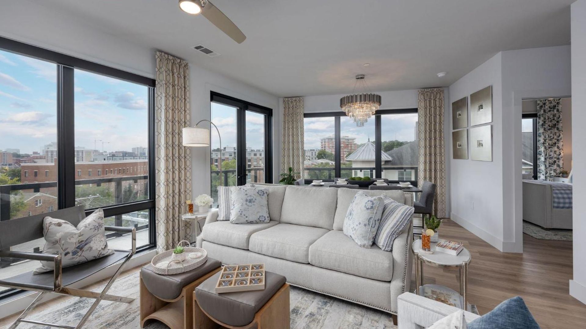 Elegant Corner Penthouse With Private Balcony, Skyline Views, Pool, And Gym Apartment Nashville