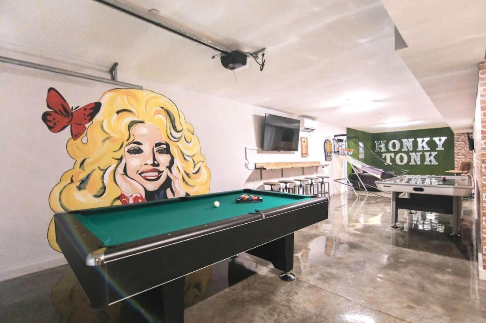 Honky Tonk Game With Rooftop Deck Holiday home Nashville