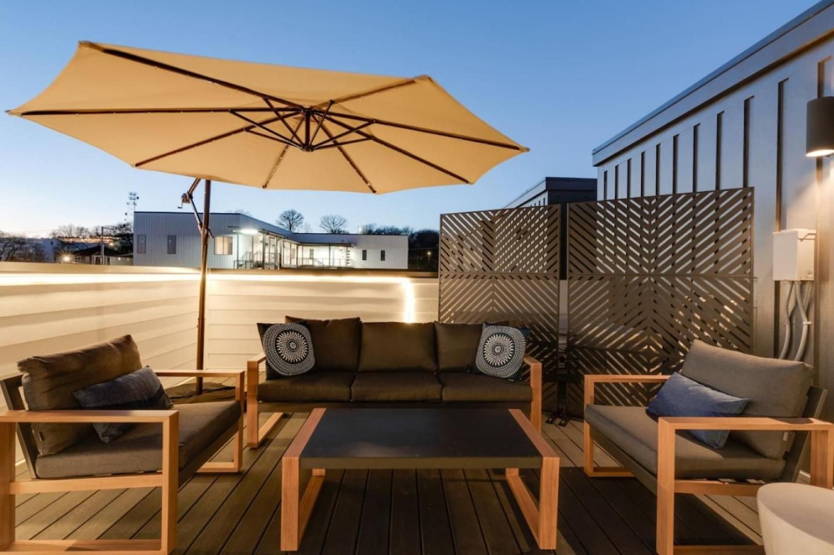Luxury With Stunning Rooftop Views!