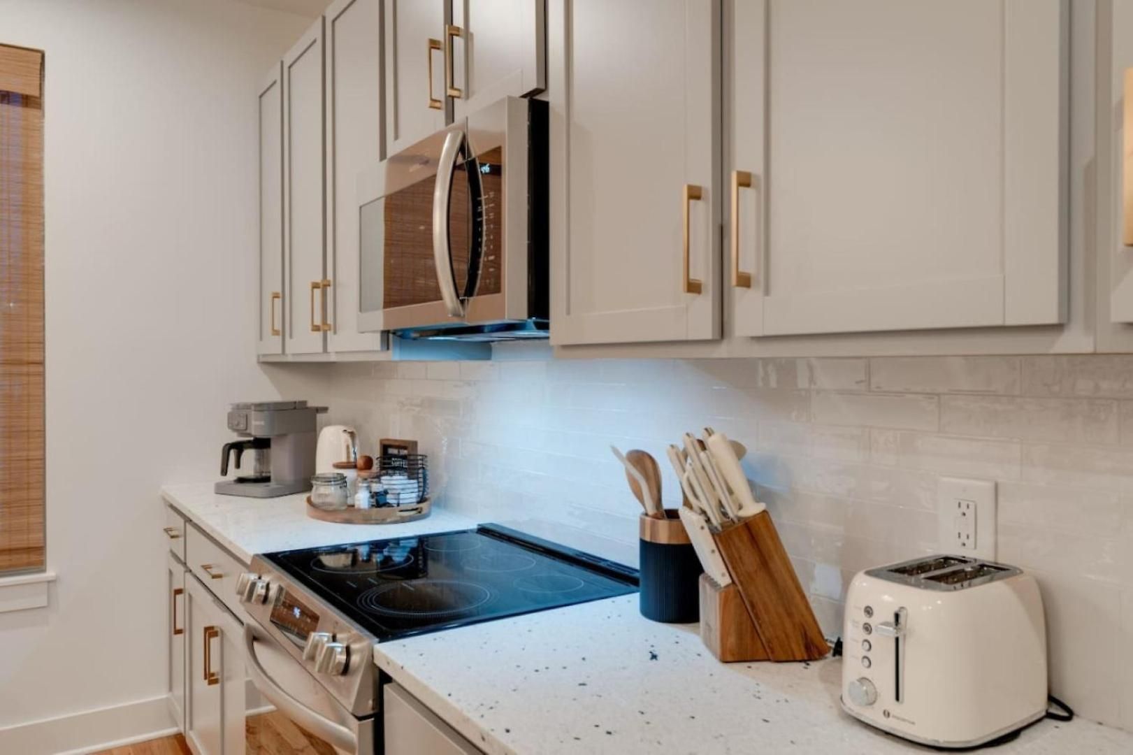 Luxury With Stunning Rooftop Views! Apartment