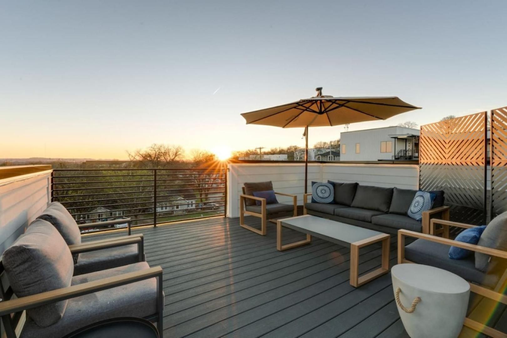 Luxury With Stunning Rooftop Views! *