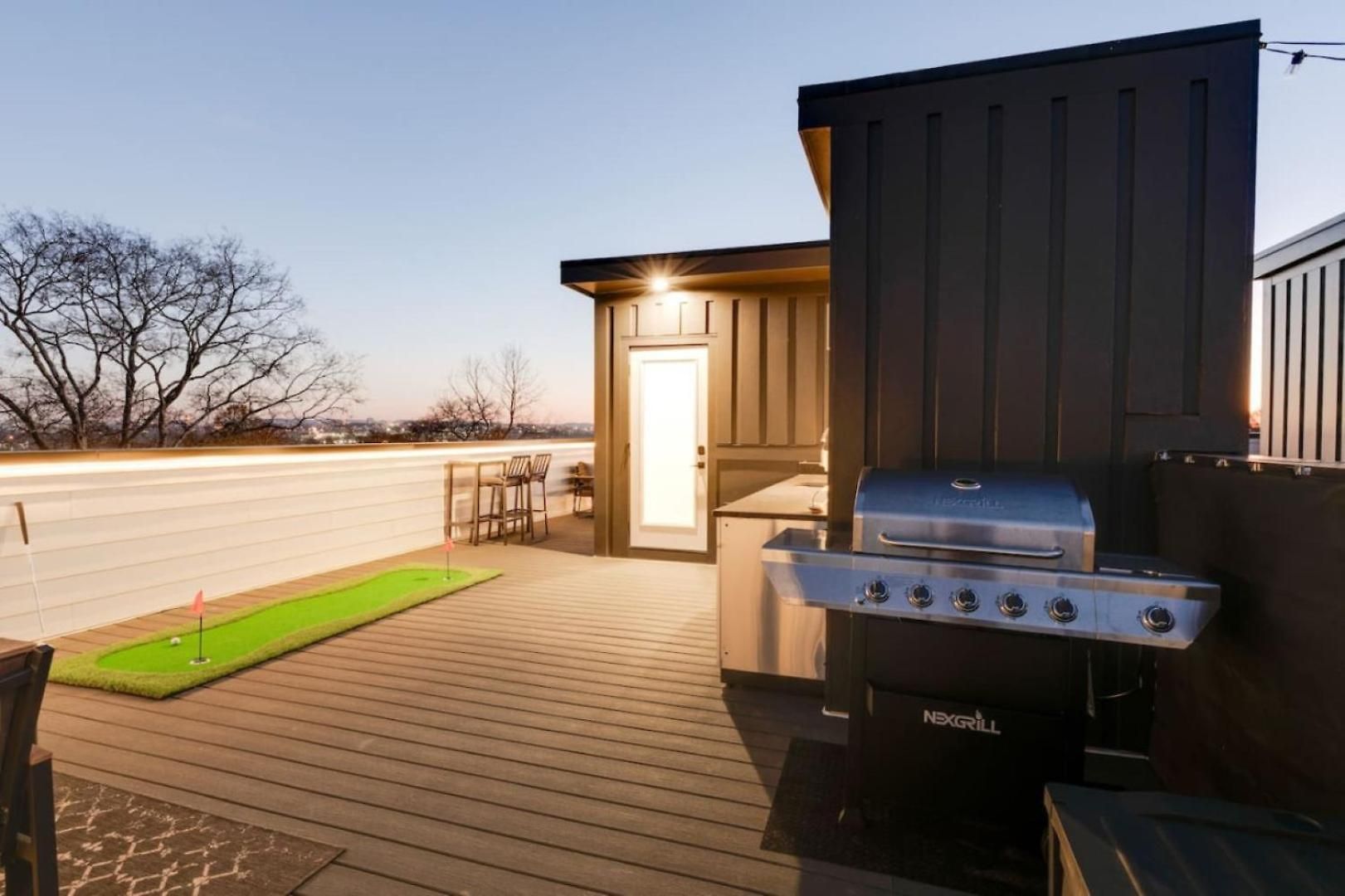 Luxury With Stunning Rooftop Views! Apartment *