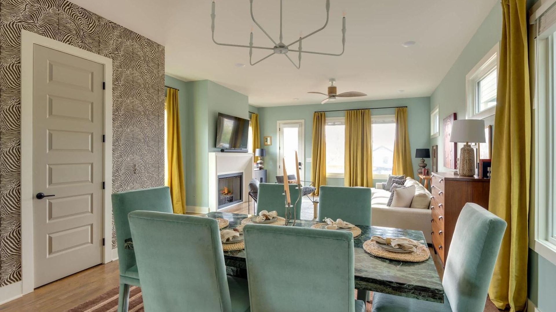 The Lyric - New Luxury Home, Rooftop With Firepit! Holiday home *