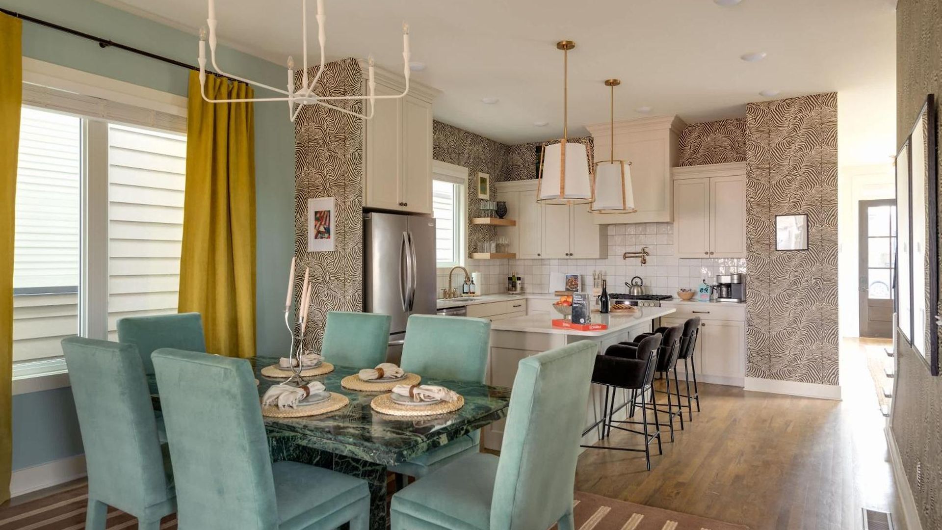 The Lyric - New Luxury Home, Rooftop With Firepit! Holiday home