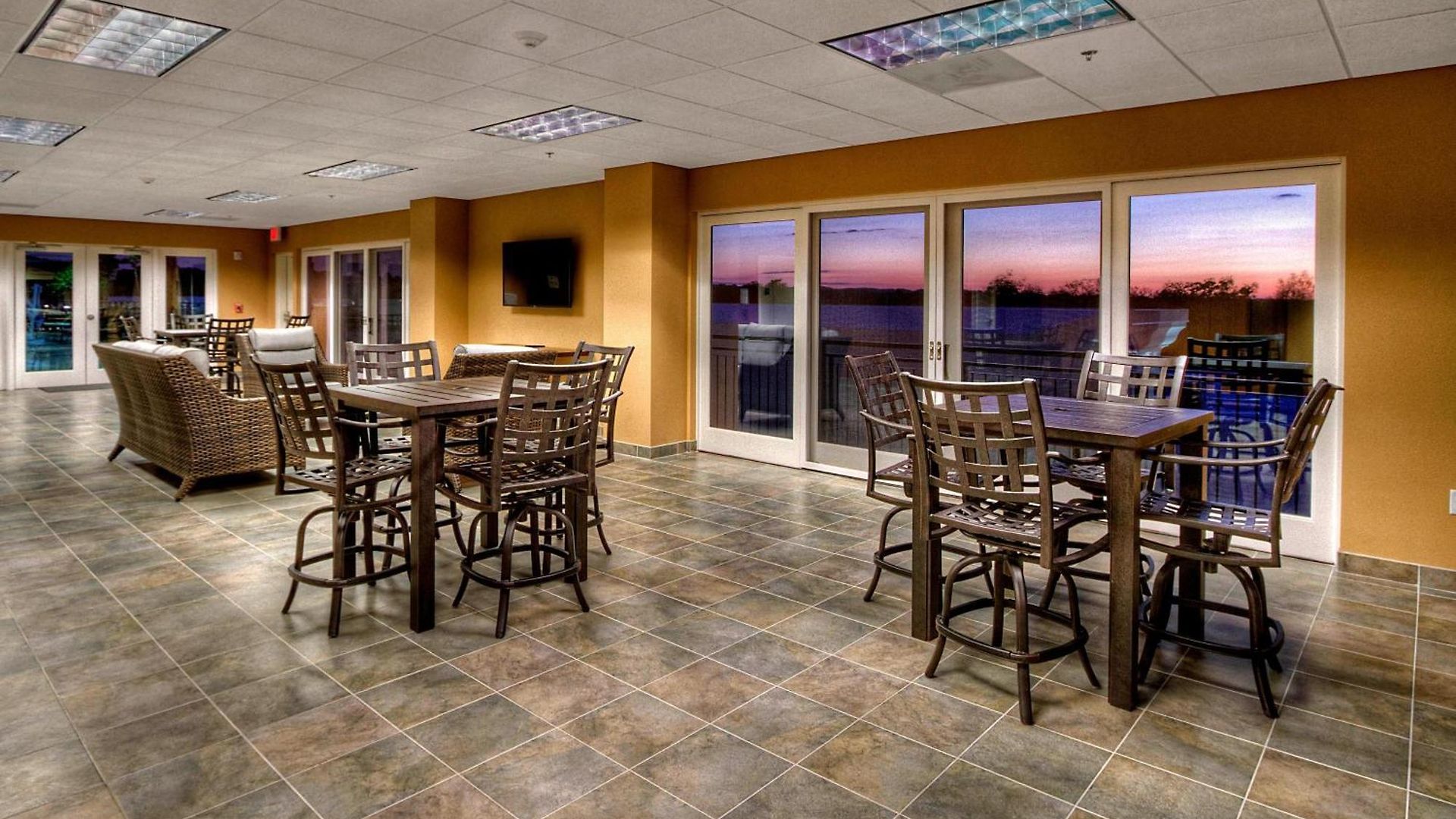 Courtyard By Marriott Hills 3*