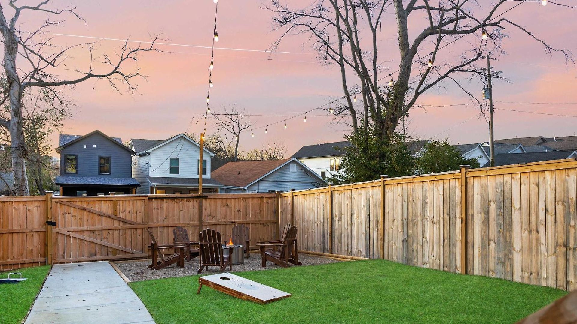 The Lyric - New Luxury Home, Rooftop With Firepit! Holiday home