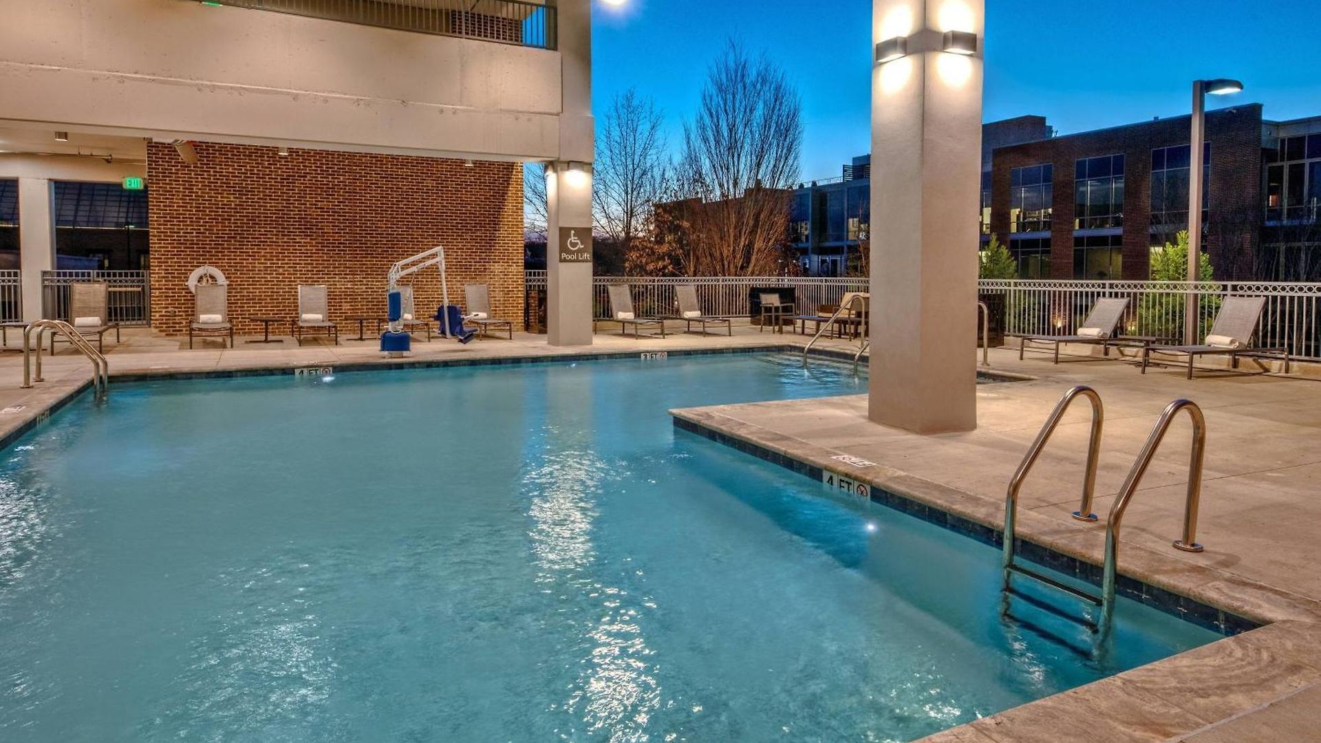 By Marriott Hills 3*