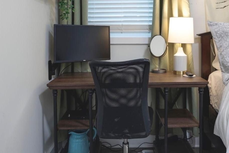 Near Downtown, King Bed, Private Yard, Free Parking Apartment *