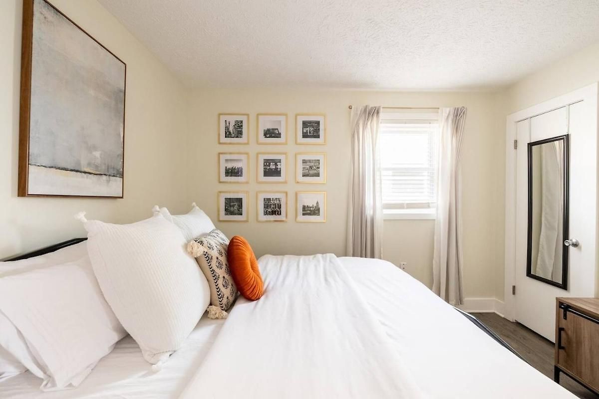 Near Downtown, King Bed, Private Yard, Free Parking *