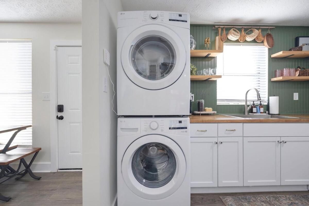 Near Downtown, King Bed, Private Yard, Free Parking Nashville