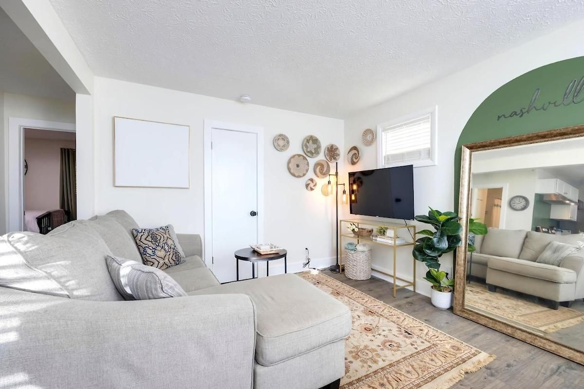 Near Downtown, King Bed, Private Yard, Free Parking Apartment Nashville