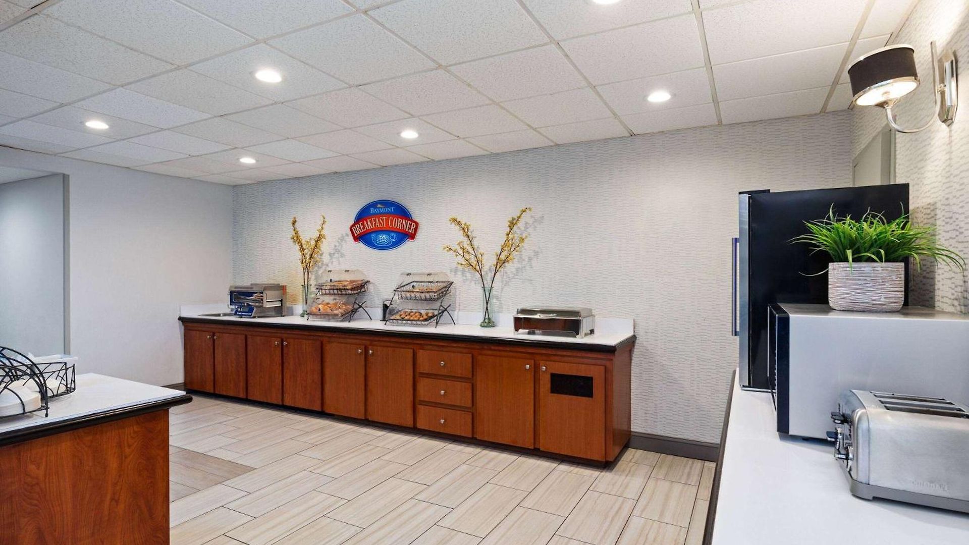 Baymont By Wyndham Airport Hotel 2*